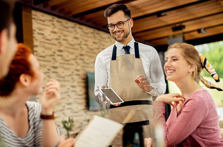 Como atender clientes no restaurante com excelência